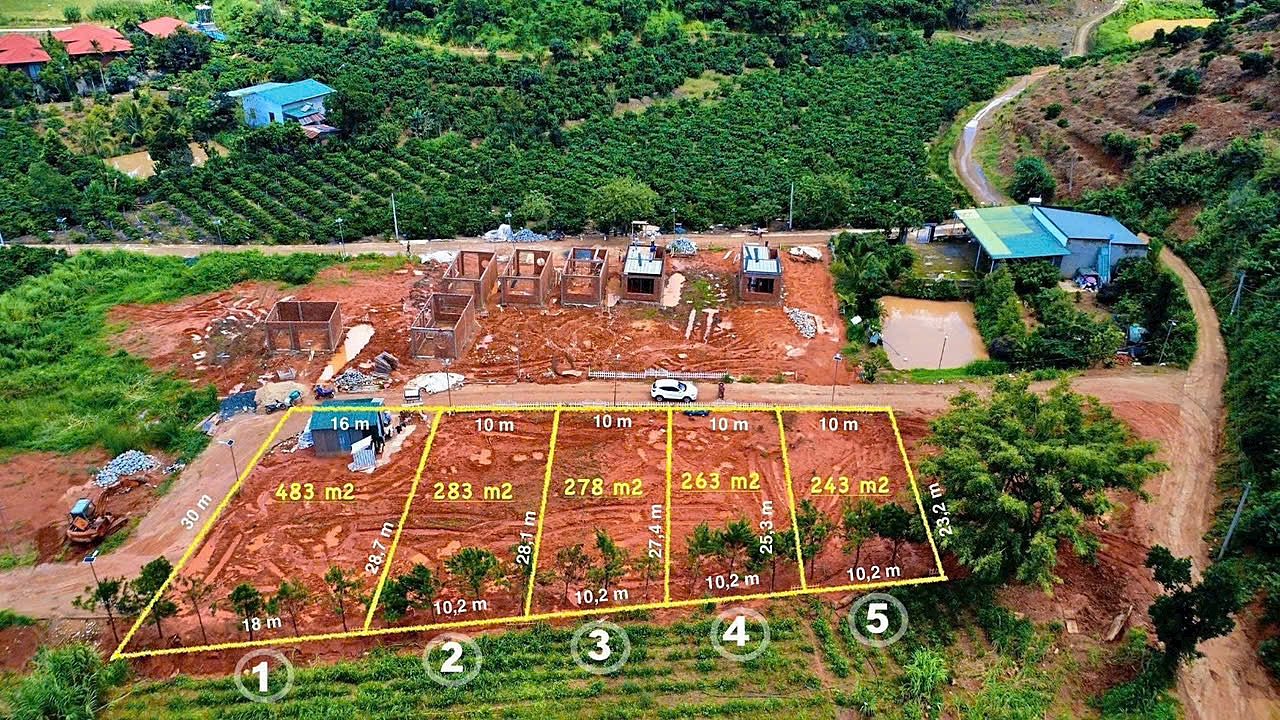 Flycam cụm 5 lô F0 Mê Linh, Nam Ban: lô 483m², 283m², 278m², 263m², 243m², mặt tiền 10–16m giáp đường ô tô, vườn cà phê phía sau