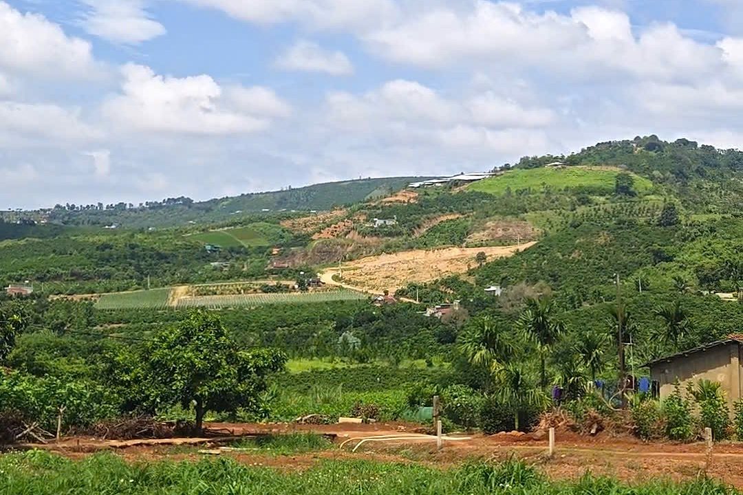 View thoáng nhìn từ cụm đất Nam Ban ra đồi núi và trời xanh mây trắng ven Đà Lạt