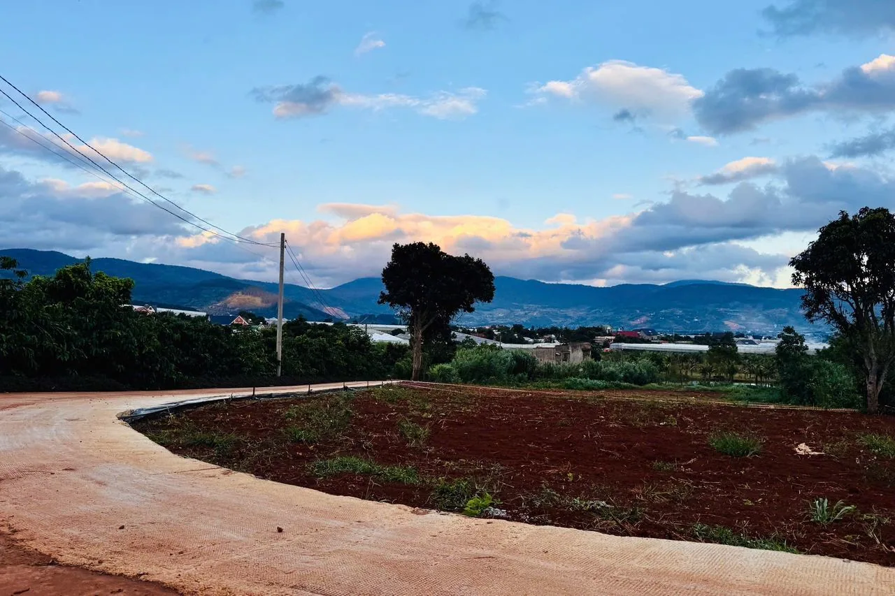 2 lô đất khu dân cư gần hồ Bãi Công Nam Ban lúc chiều, đường bê tông cong, view thung lũng và núi