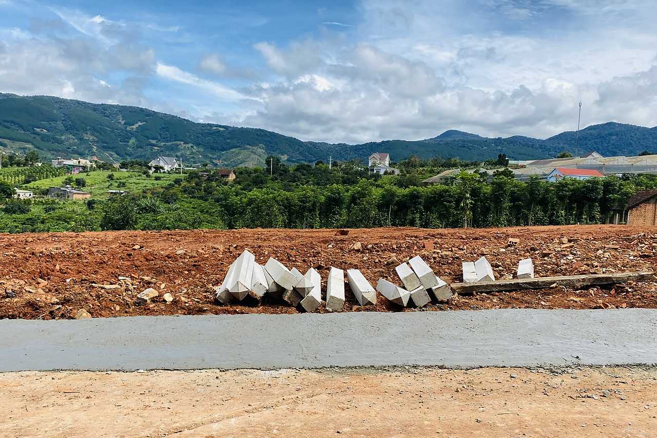Nền đất khu Đông Thanh LakeView Retreat đã san, nhìn ra dãy núi và khu dân cư