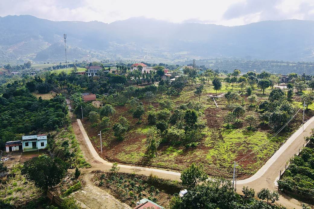 Flycam toàn cảnh khu Đông Thanh LakeView Retreat và thung lũng Đông Thanh, đồi núi ven Đà Lạt phía xa