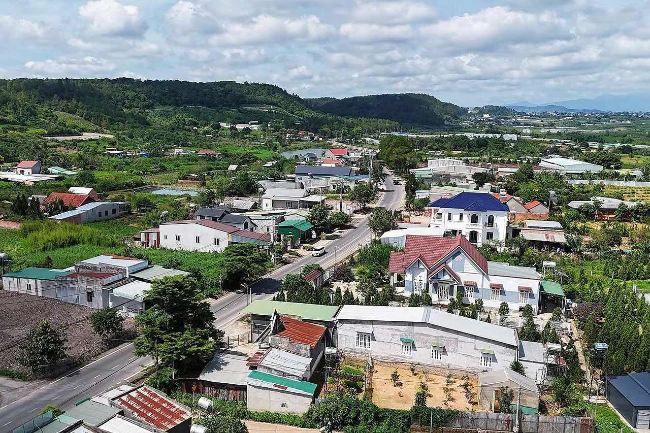 Flycam khu Gia Lâm Nam Ban – khu dân cư hiện hữu ven đường DT725, rừng thông và homestay, thung lũng