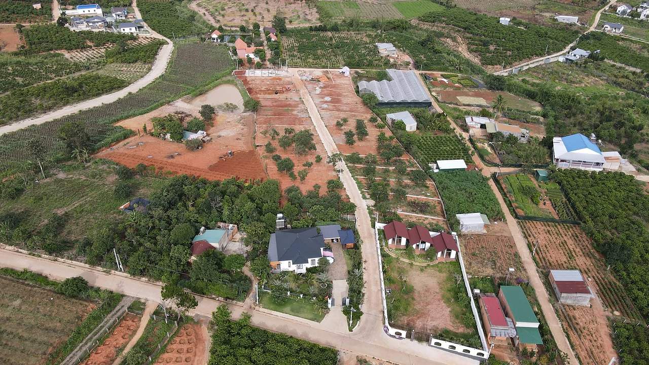 Flycam khu phân lô Gia Lâm 3 Nam Ban – các nền đã dọn, đường bê tông, villa và homestay hiện hữu, thung lũng