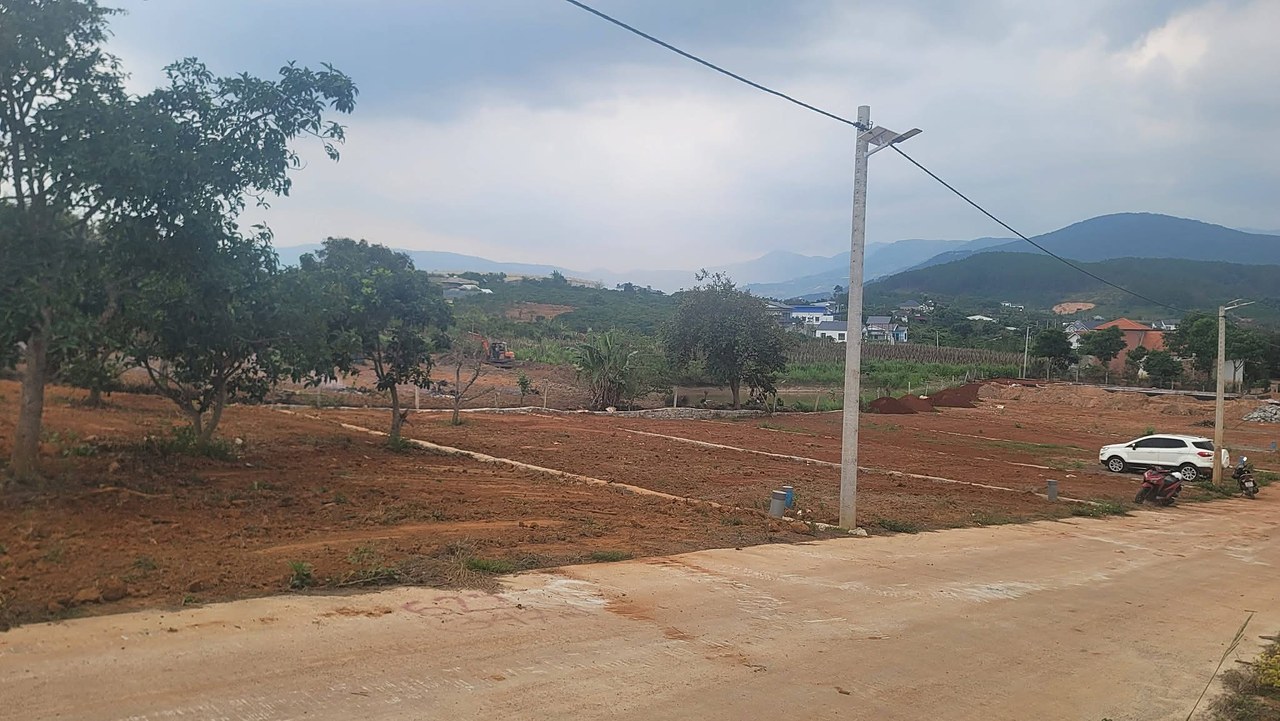 Đường bê tông rộng, đèn đường và cột điện tại cụm Gia Lâm 3 Nam Ban, view đồi núi