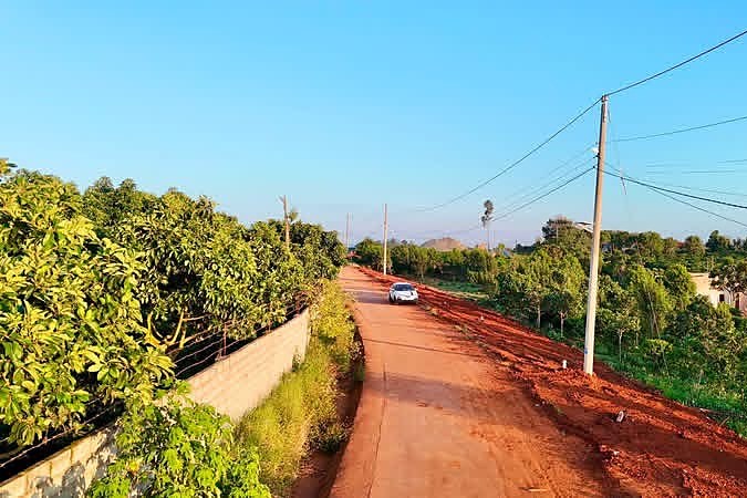 Đường bê tông rộng 10m trước cụm đất Mê Linh, cách đường nhựa khoảng 30m