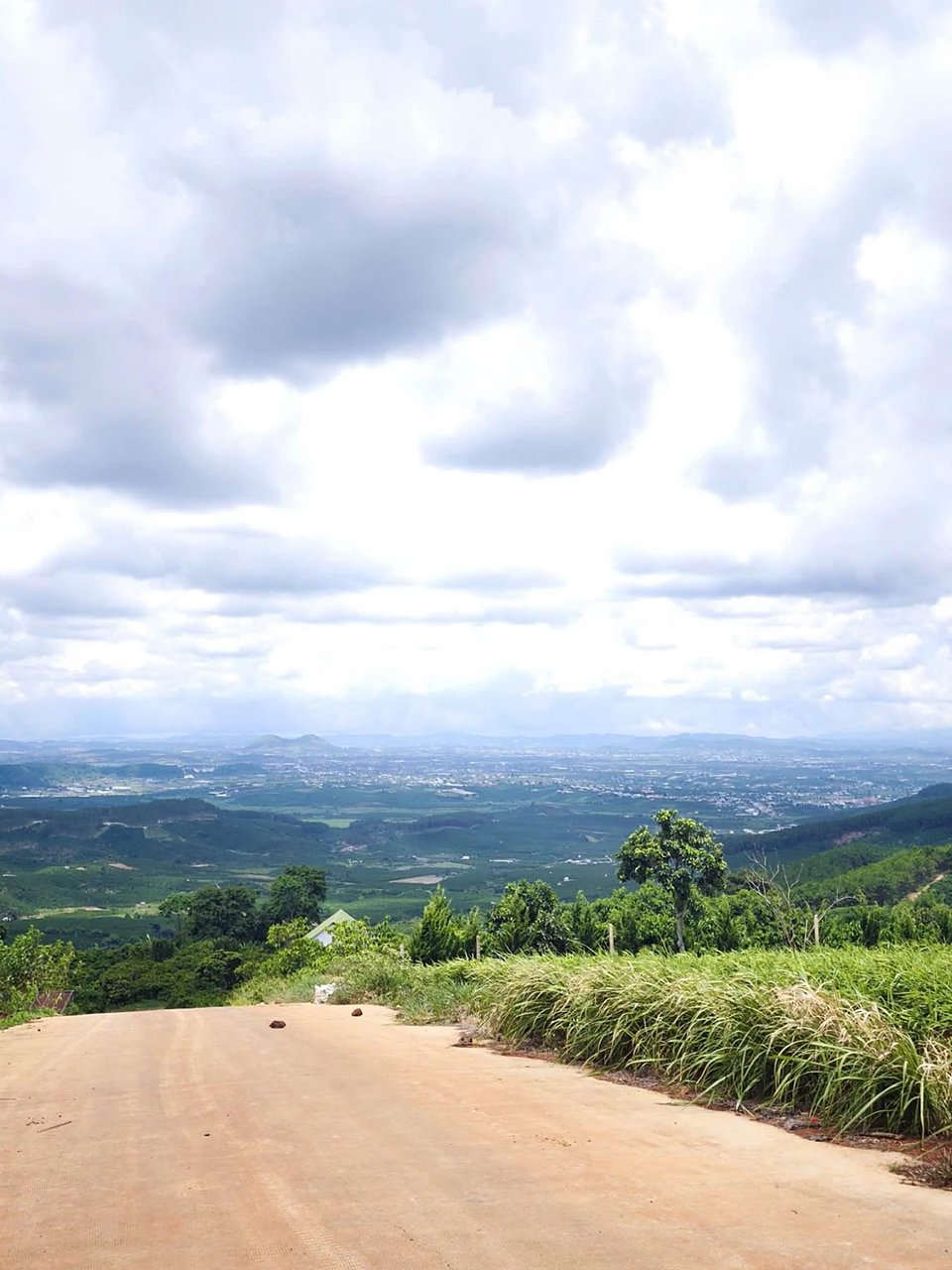 Thế đất cao thoáng nhìn xuống thung lũng và khu dân cư từ cụm đất view mây Nam Ban