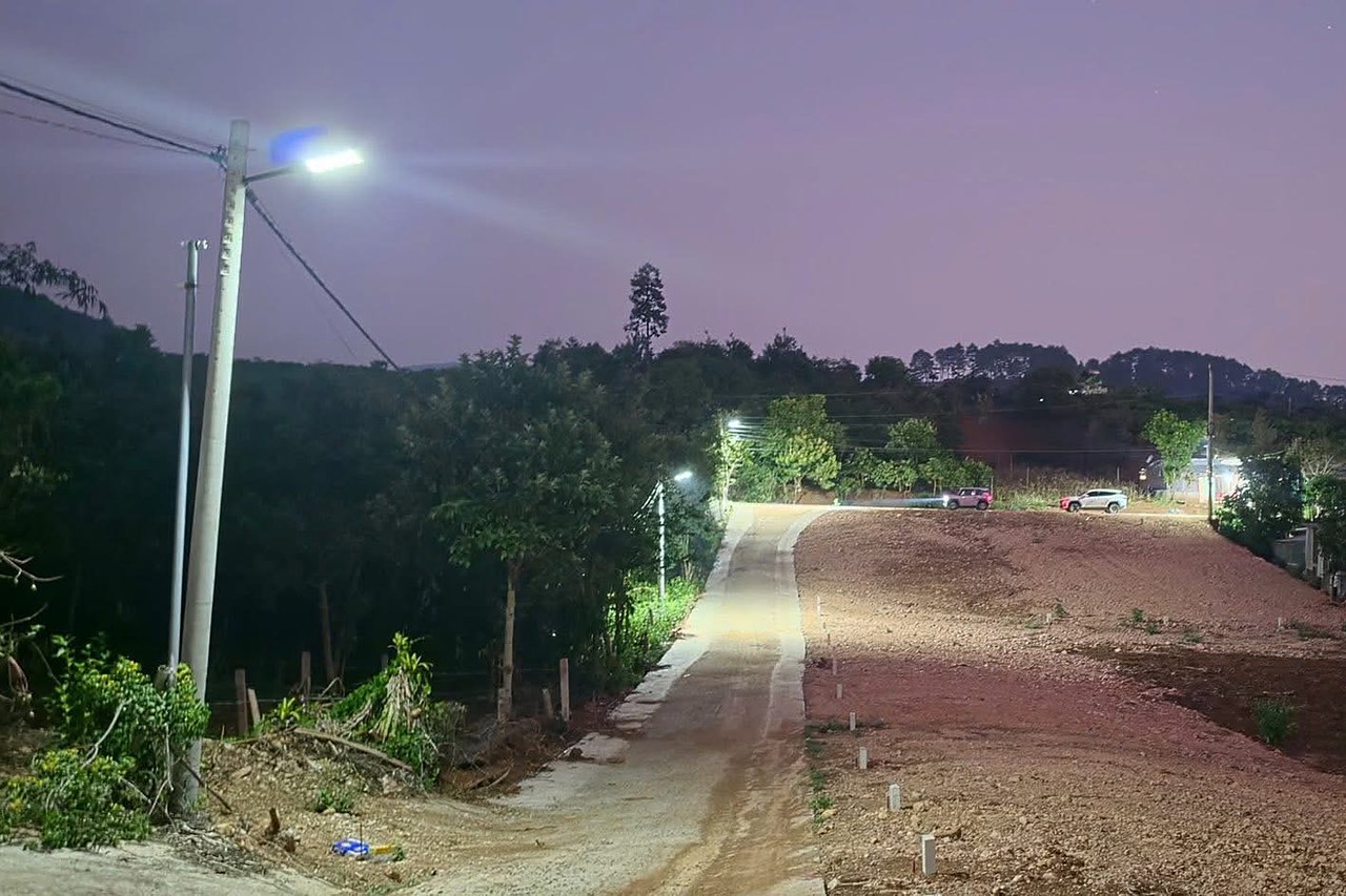 Đường bê tông vào cụm đất phân lô Nam Ban có đèn đường chiếu sáng ban đêm
