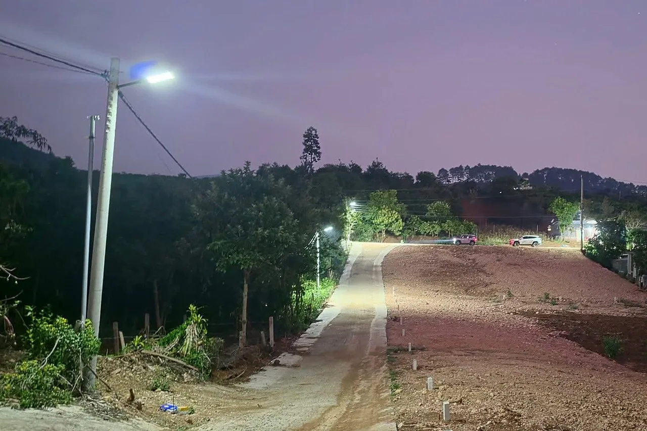 Đường bê tông vào cụm đất phân lô Nam Ban có đèn đường chiếu sáng ban đêm