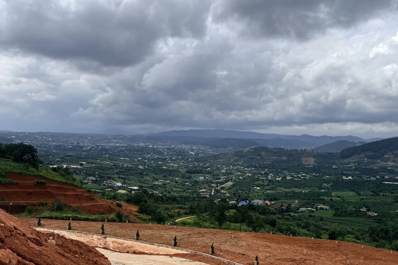 Sườn đồi Đông Thanh nhìn ra thung lũng và thị trấn – khu Cloudy Hill và khu Skyview nằm kế nhau, đường vào khu