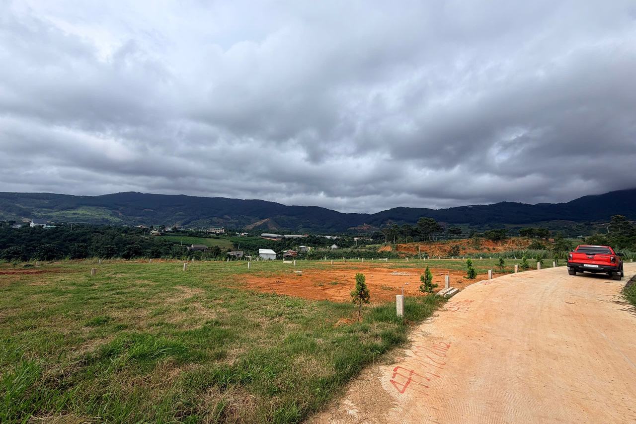 Các nền cụm Nam Ban Cloudy Hill nhìn ra thung lũng Đông Thanh, ven Đà Lạt