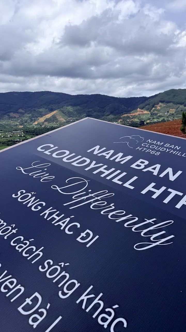 Bảng hiệu Nam Ban Cloudy Hill HTP68 – Live Differently, Sống Khác Đi – trên đồi Đông Thanh nhìn ra núi, ven Đà Lạt