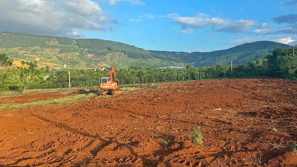 Thực tế đất Nam Ban Ecohill đã san dọn, máy xúc làm hạ tầng, view đồi núi và hồ