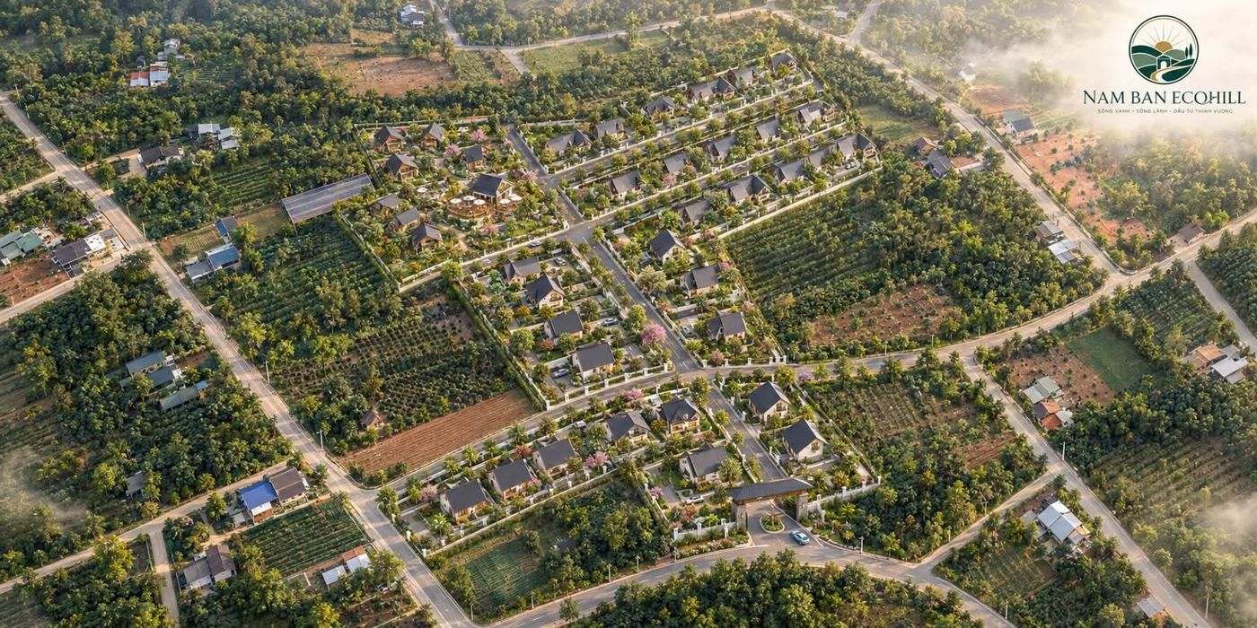 Phối cảnh tổng thể Nam Ban Ecohill – bungalow mái dốc giữa vườn cây, đường nội khu, cổng khu (ảnh phối cảnh minh hoạ)