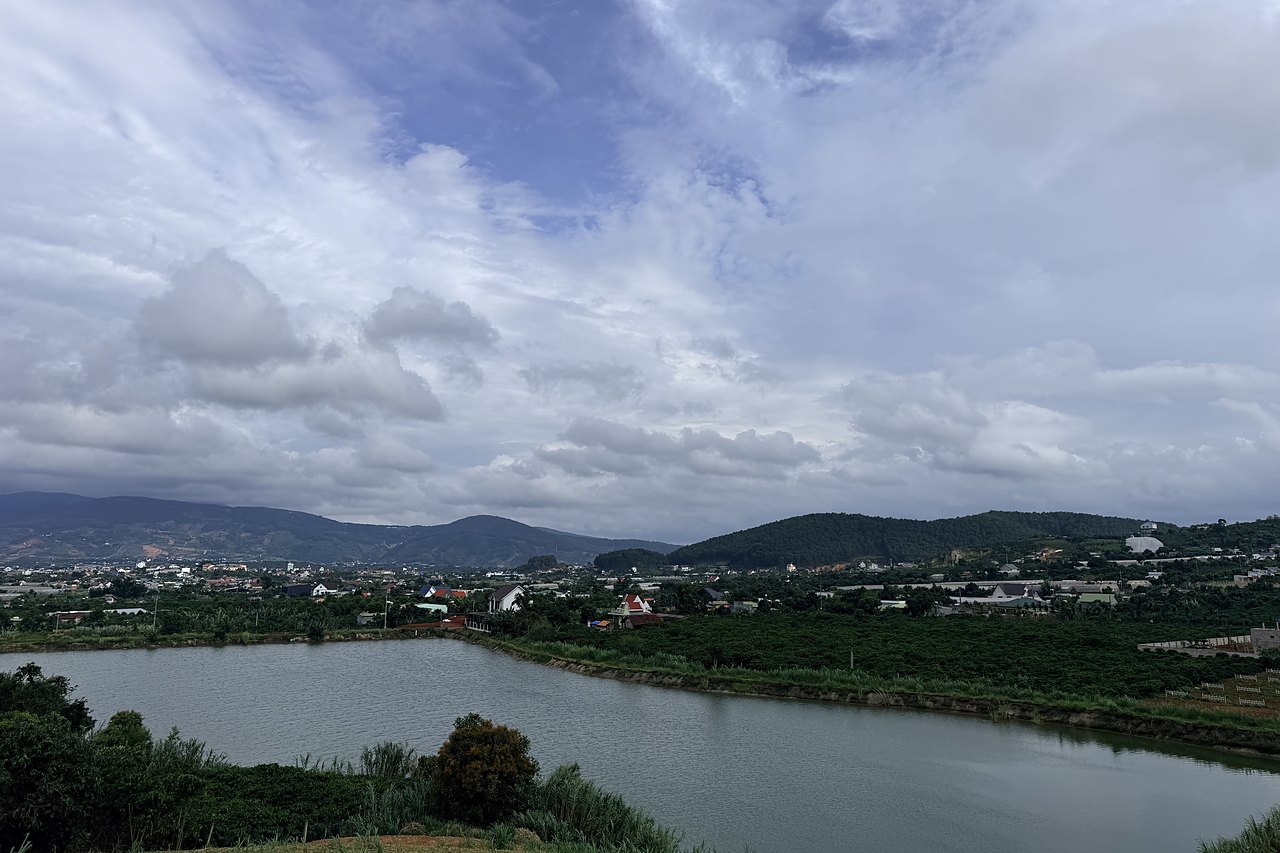 View hồ Bãi Công trực diện và dãy núi Nam Ban nhìn từ nền đất