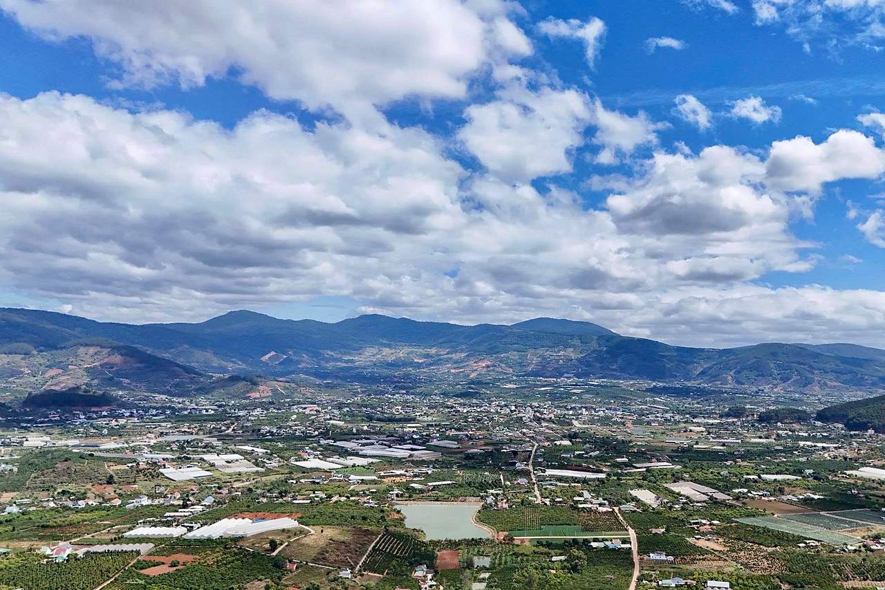 View toàn cảnh trung tâm Nam Ban và thung lũng ban ngày nhìn từ khu Nam Ban Panorama, trời xanh mây trắng