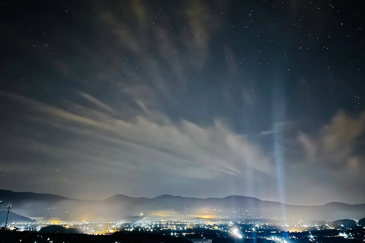 Bầu trời sao đêm trên trung tâm Nam Ban nhìn từ khu Nam Ban Panorama
