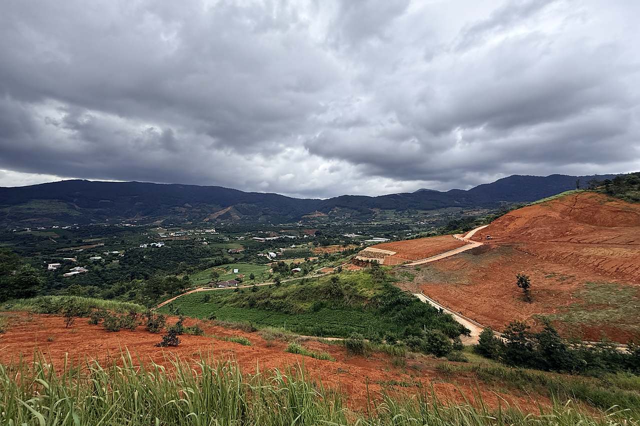 Sườn đồi Đông Thanh (khu Skyview và Cloudy Hill kế nhau) nhìn ra thung lũng xanh và dãy núi ven Đà Lạt