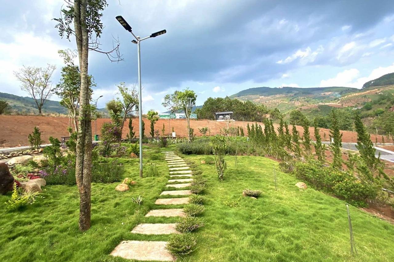 Cảnh quan thực tế Nam Ban Villas – lối đá dạo giữa vườn hoa, đèn năng lượng mặt trời, view đồi núi