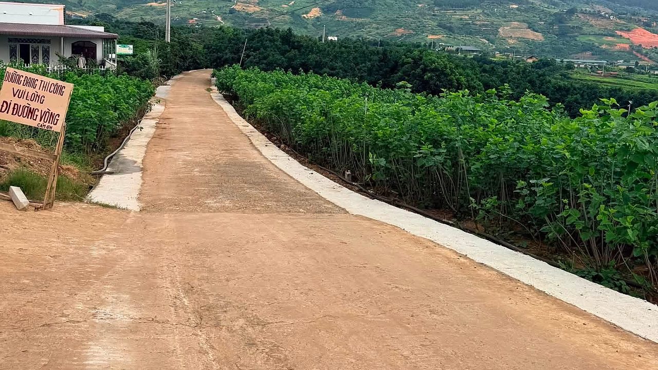 Đường bê tông vào khu Tầm Xá đang hoàn thiện, view đồi núi Nam Ban