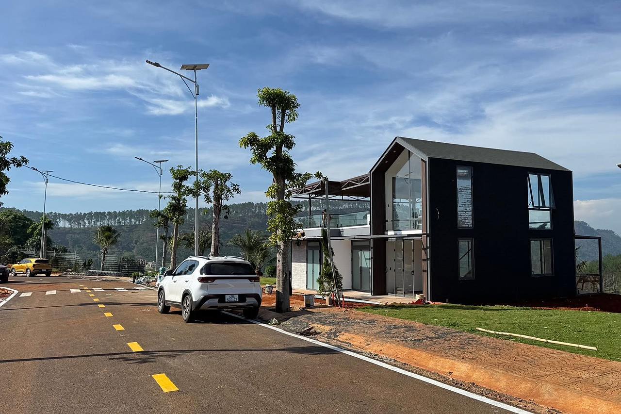Nhà mẫu biệt thự hiện đại mái nhọn tại Thiên Vân Village, view đồi thông ven Đà Lạt