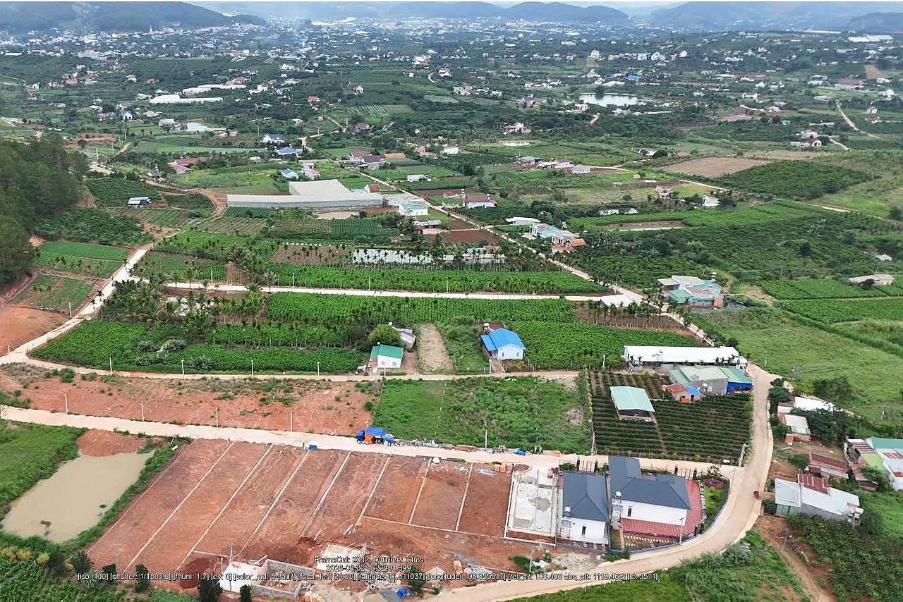 Flycam khu đất nghỉ dưỡng TS Retreat Nam Ban – Mê Linh: các nền phân lô, đường bê tông, nhà xây sẵn, vườn và thung lũng ven Đà Lạt