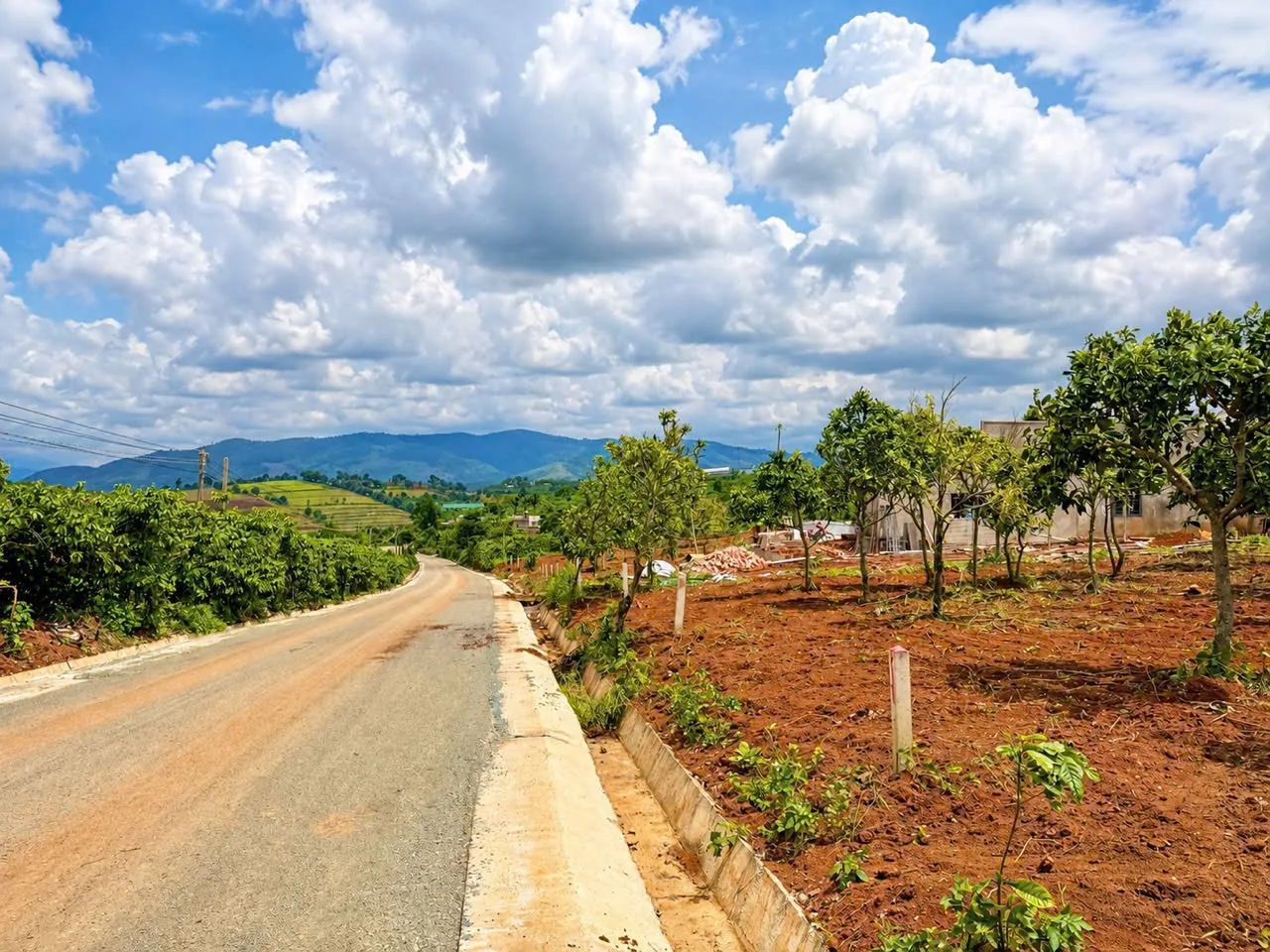 2 lô đất Mê Linh, Lâm Hà mặt tiền đường nhựa – khu dân cư hiện hữu, view ra đồi, gần Đồi Chè Mê Linh (ven Đà Lạt)