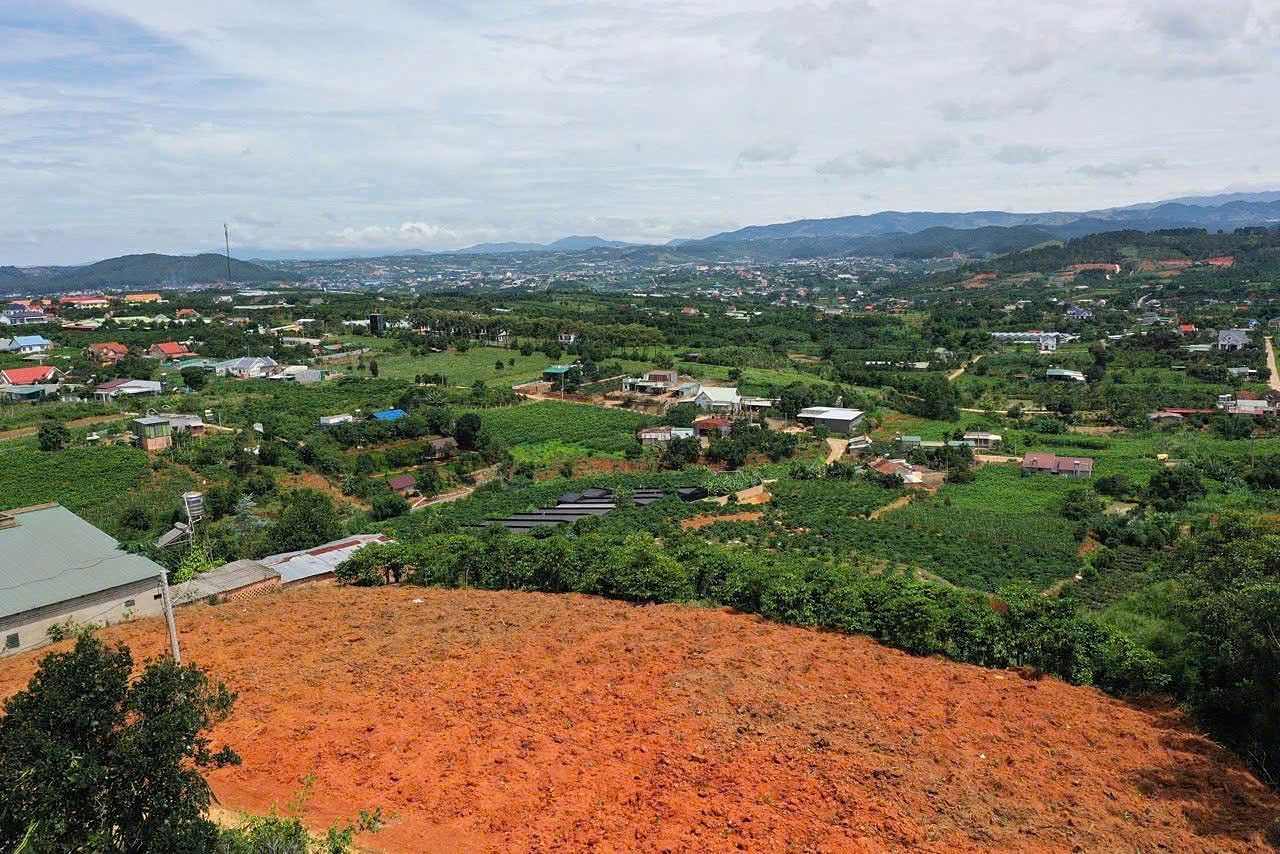 Lô đất đồi 3.700m² Đông Thanh Nam Ban đã dọn nền, thế cao bằng phẳng nhìn trọn thung lũng Nam Ban, nhà cửa và đồi núi phía xa