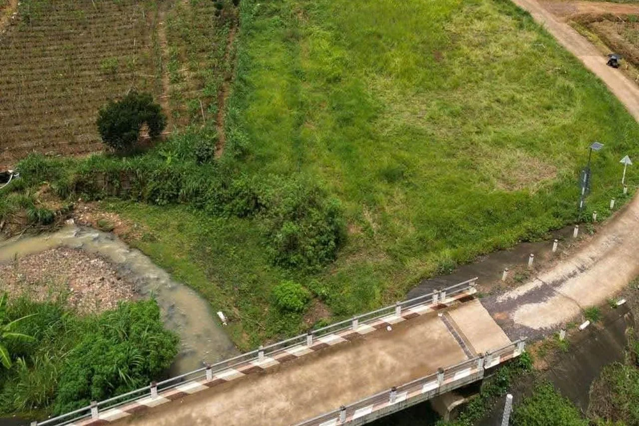 Flycam lô đất hơn 600m² giáp suối đá Nam Ban – suối chảy dưới cầu bê tông, lô cỏ xanh sát bờ suối, ven Đà Lạt