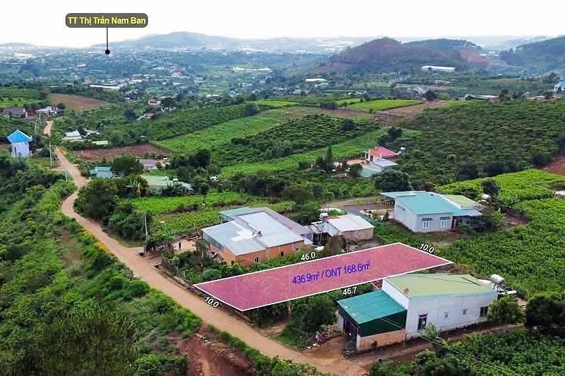 Ảnh flycam lô đất 433m² Đông Anh 3, Nam Ban: lô ngang 10m nằm giữa khu nhà dân, mặt đường, nhìn về trung tâm Nam Ban