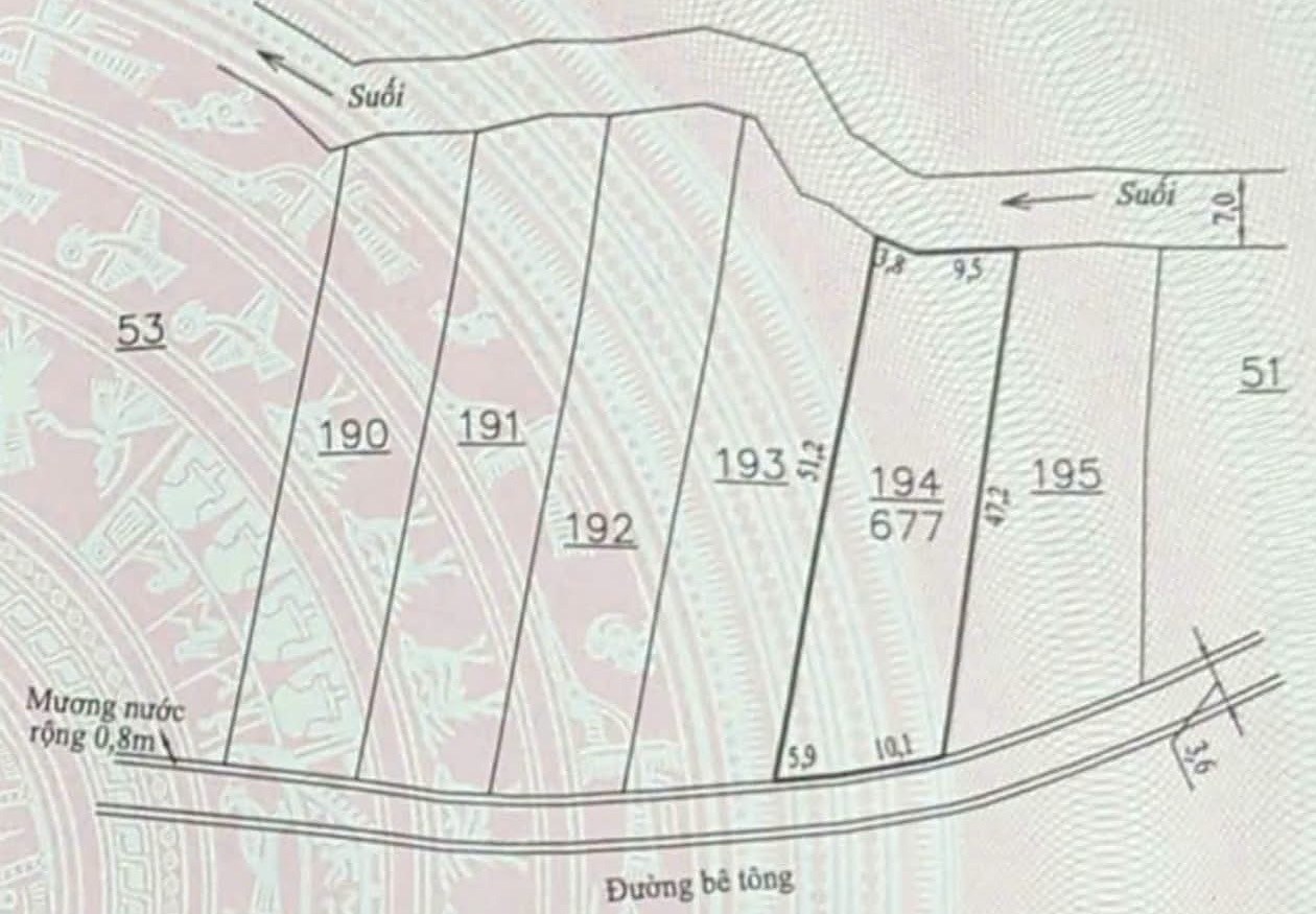 Sơ đồ thửa 194 trên sổ lô 677m² Đông Thanh, Nam Ban: mặt trước giáp đường bê tông 3,6m (qua mương nước 0,8m), phía sau giáp suối, sâu 47–51m