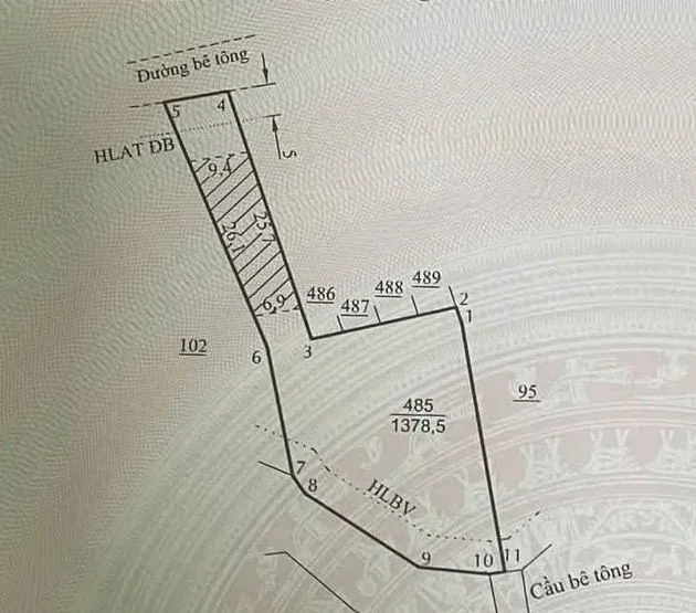 Sơ đồ thửa 485 (1.378,5m²) Gia Lâm – mặt tiền đường bê tông, một phần hành lang đường bộ (HLAT ĐB), cuối thửa giáp suối (HLBV) có cầu bê tông