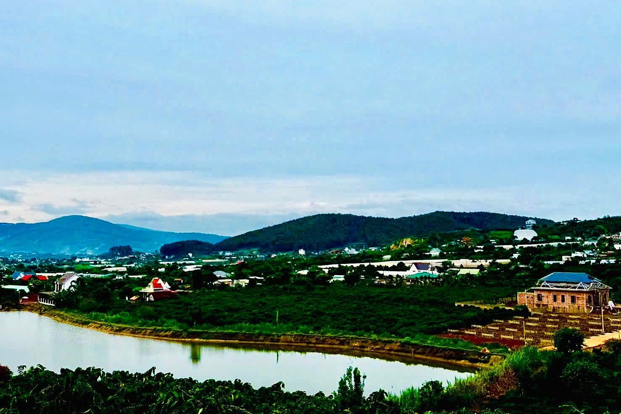 View hồ Bãi Công và thung lũng Nam Ban nhìn từ lô đất, đồi núi ven Đà Lạt phía xa
