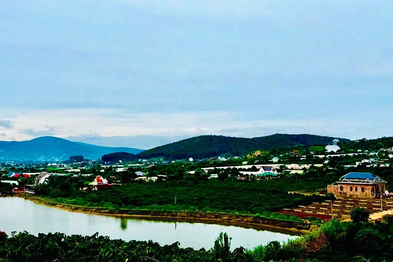 View hồ Bãi Công và thung lũng Nam Ban nhìn từ lô đất, đồi núi ven Đà Lạt phía xa
