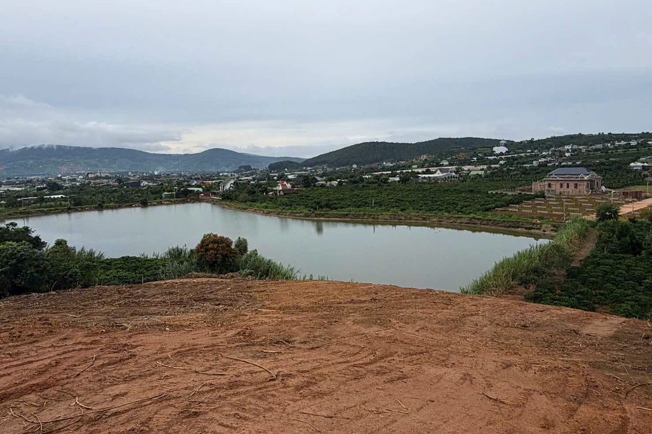 Mặt hồ Bãi Công nhìn trực diện từ lô đất đã san phẳng, view 360° thung lũng và đồi núi Nam Ban