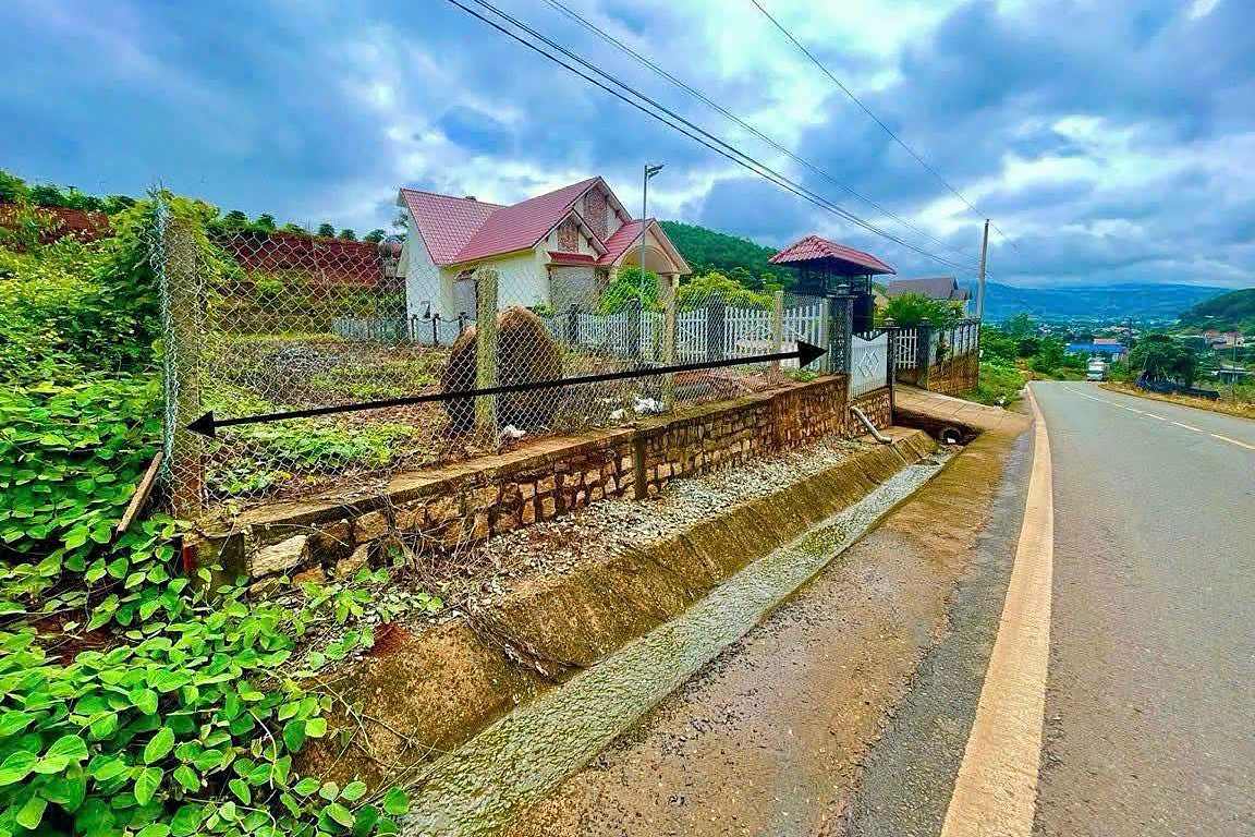 Lô đất mặt tiền đường nhựa Ba Đình, giáp biệt thự hiện hữu, mương thoát nước, view đồi núi