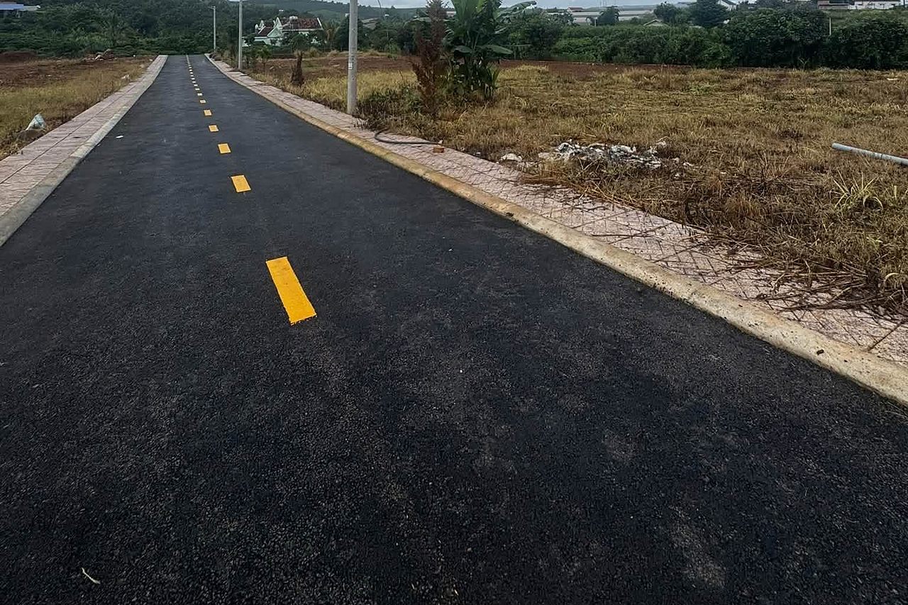 Đường nhựa mới có vạch vàng, vỉa hè lát gạch, đèn năng lượng chạy dọc lô đất 2.299m² trung tâm Nam Hà (giáp Nam Ban)