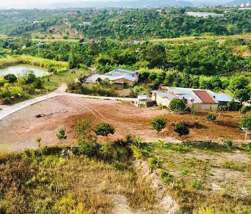 Lô đất 1.770m² Đông Thanh Nam Ban nhìn từ flycam – nền đã san phẳng, mặt tiền đường bê tông, có ao và suối phía sau, view thung lũng