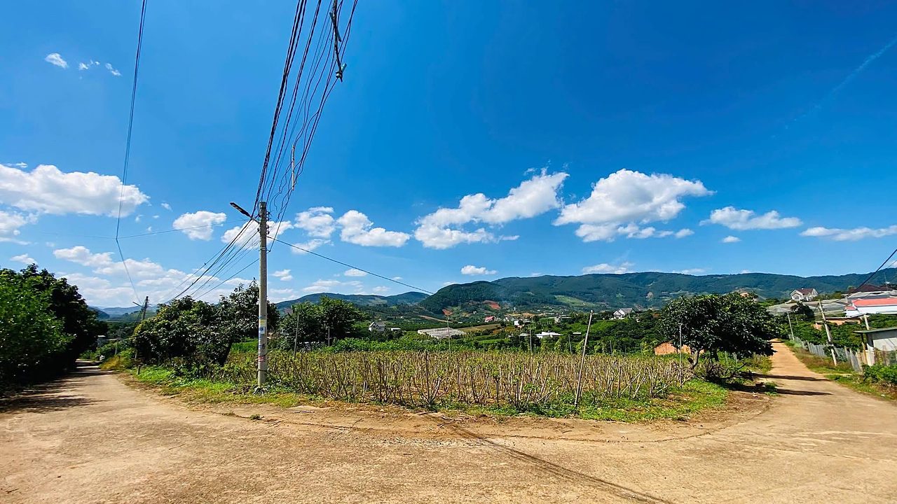 Lô góc 668m² Đông Thanh Nam Ban – hai mặt đường bê tông giao nhau, cột điện đèn đường, view đồi núi và khu dân cư