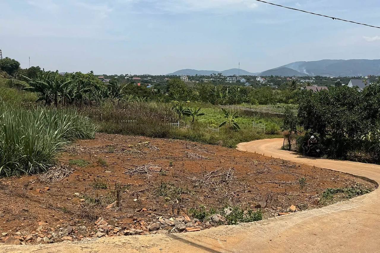 Lô đất 2 mặt tiền Đông Thanh nhìn ra thung lũng và dãy núi, đường bê tông ô tô
