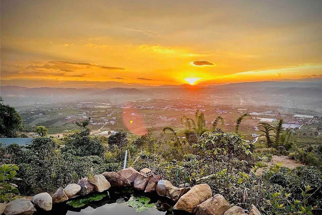Hoàng hôn nhìn từ đồi Nhà Trắng Đông Thanh Nam Ban ra thung lũng và thị trấn, view rộng thoáng, ven Đà Lạt