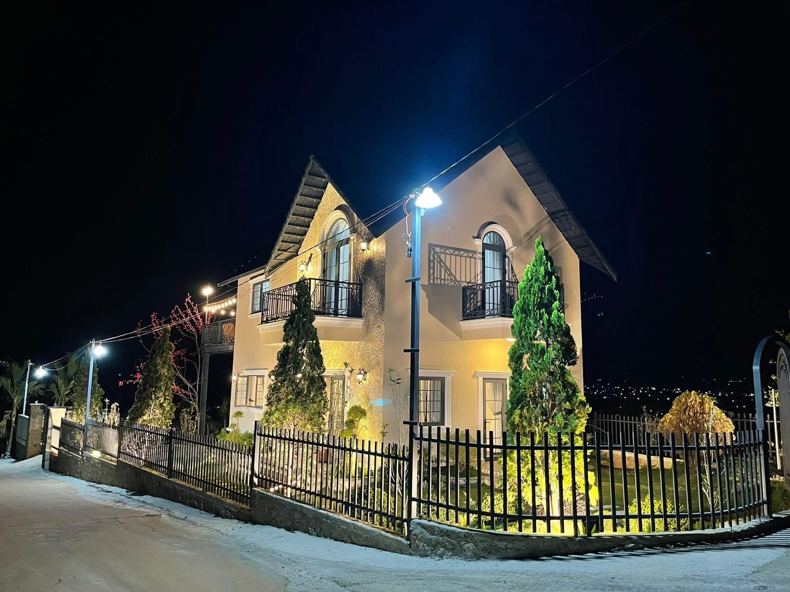 Hill House Retreat Nam Ban – biệt thự Bắc Âu 2 tầng mái dốc lên đèn ấm vàng giữa đồi thông ven Đà Lạt