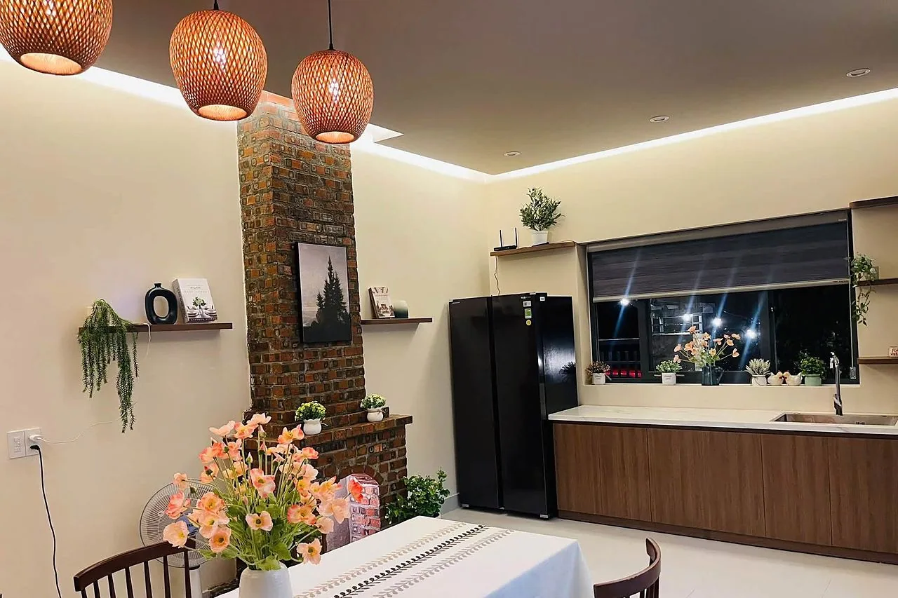 Hill House Village Nam Ban – phòng ăn & bếp có ống khói gạch mộc, đèn mây, tủ lạnh side-by-side