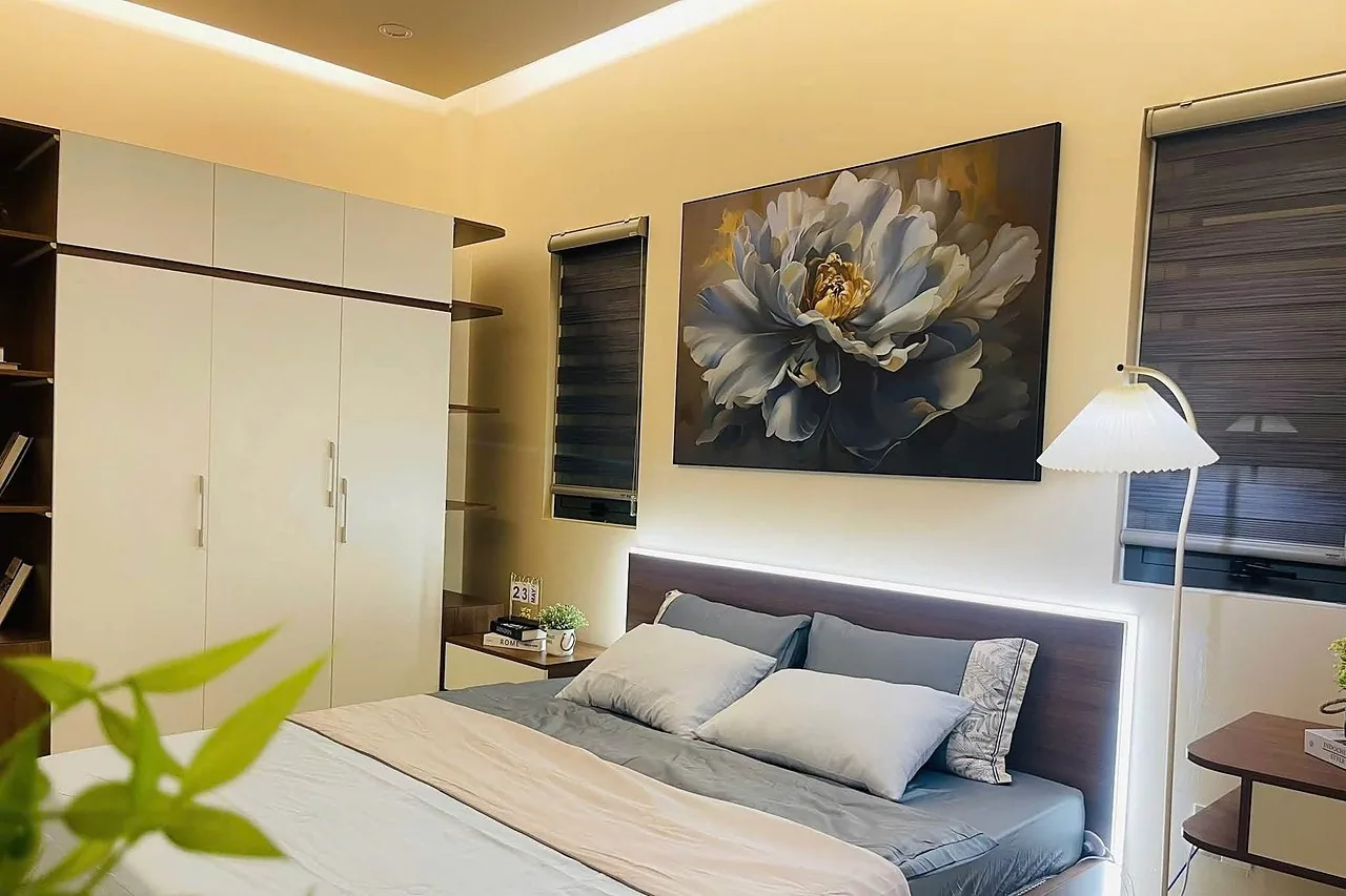 Hill House Village Nam Ban – phòng ngủ chính, tranh hoa, tủ áo, đèn cây