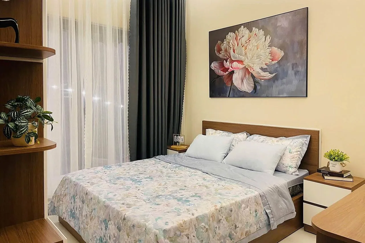 Hill House Village Nam Ban – phòng ngủ 2, tranh mẫu đơn, chăn hoa
