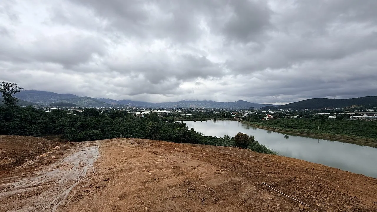 Lô đất 950m² bám mặt hồ Bãi Công Nam Ban – khoanh ranh sát hồ, view 360°, khu dân cư và vườn cà phê