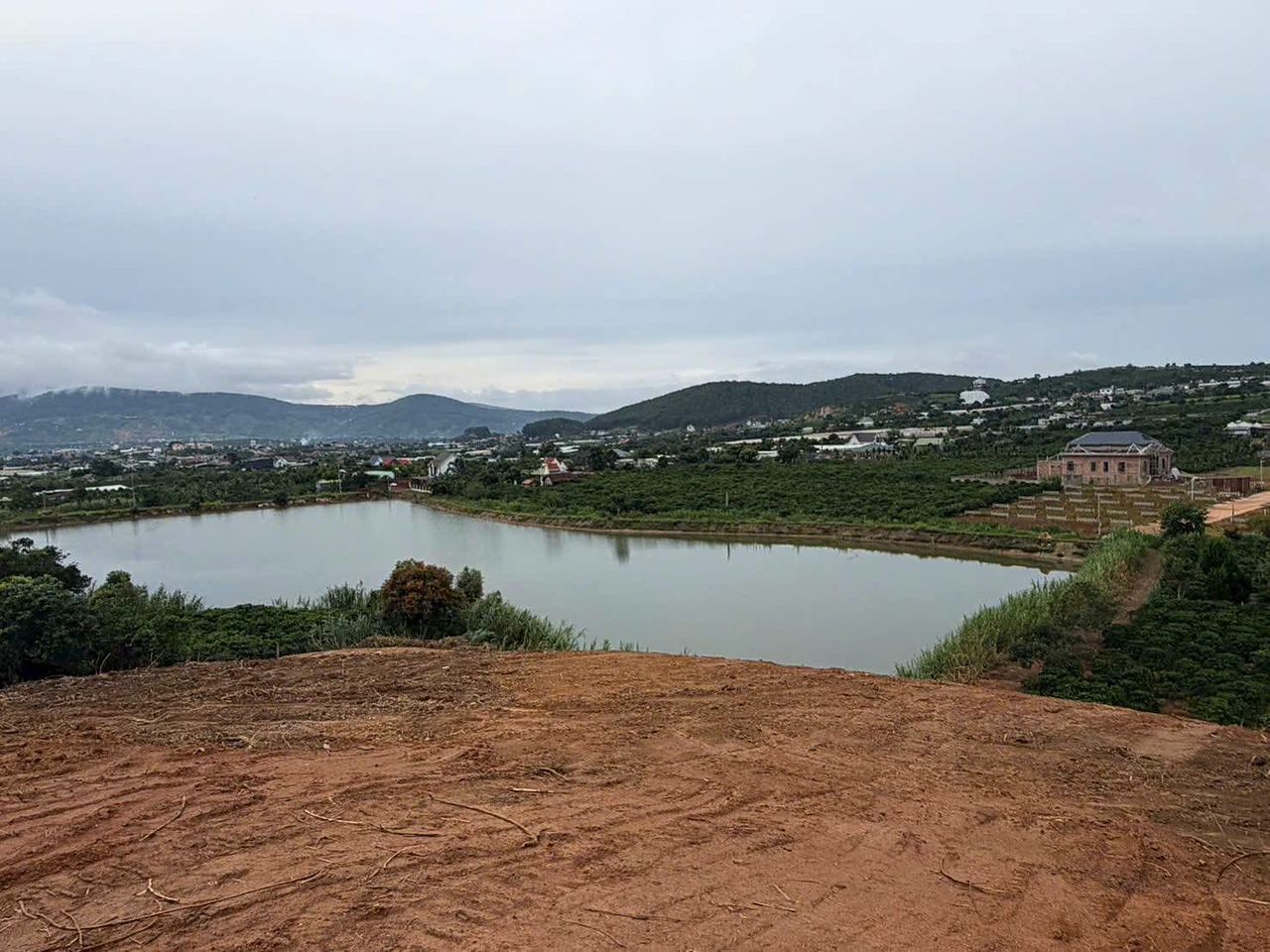 View từ lô đất nhìn ra hồ Bãi Công và đồi núi Nam Ban