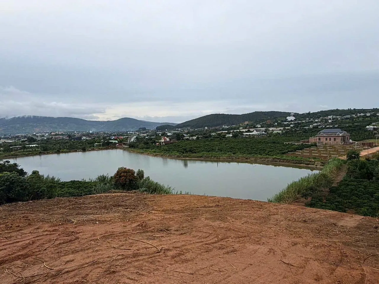 View từ lô đất nhìn ra hồ Bãi Công và đồi núi Nam Ban