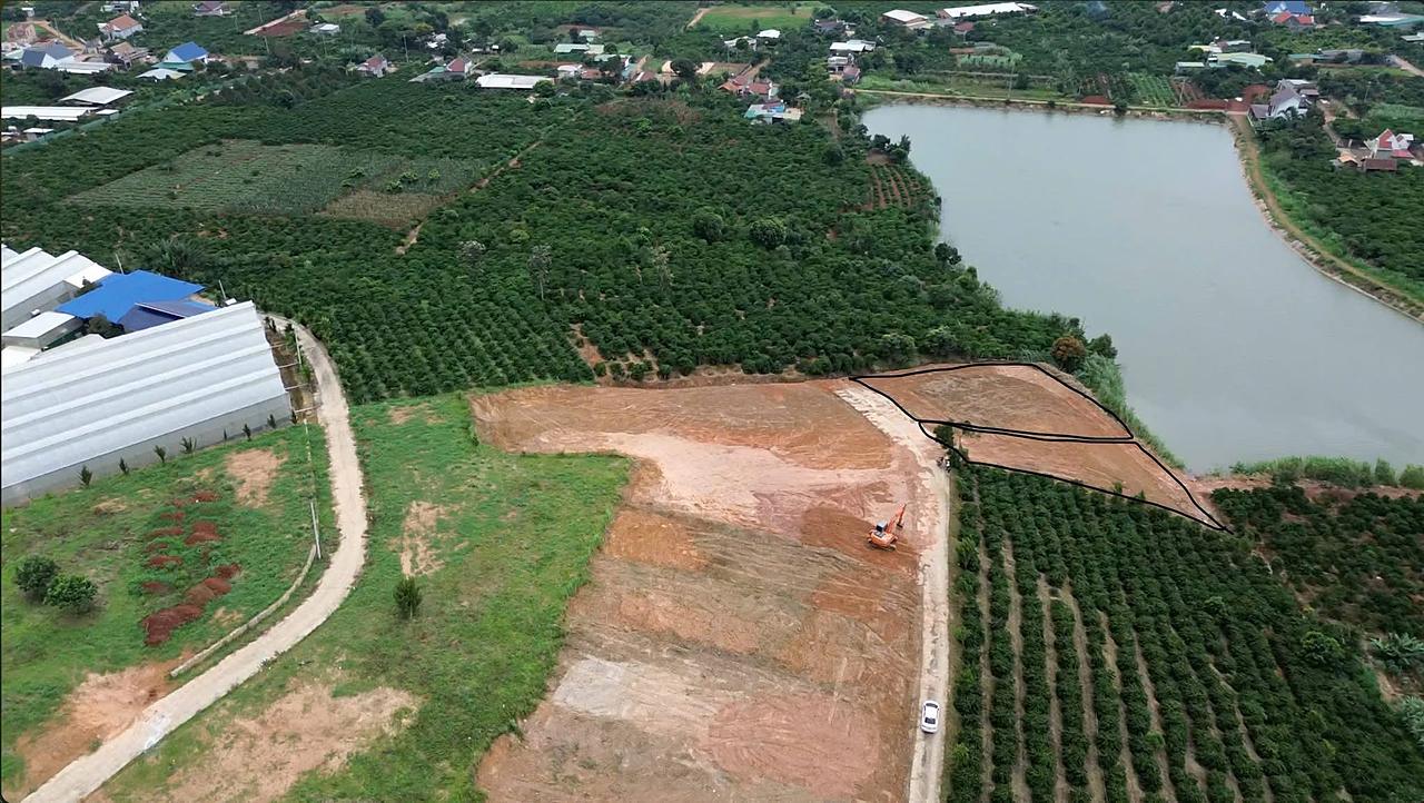 Toàn cảnh hồ Bãi Công, thung lũng và dãy núi nhìn từ lô đất Nam Ban