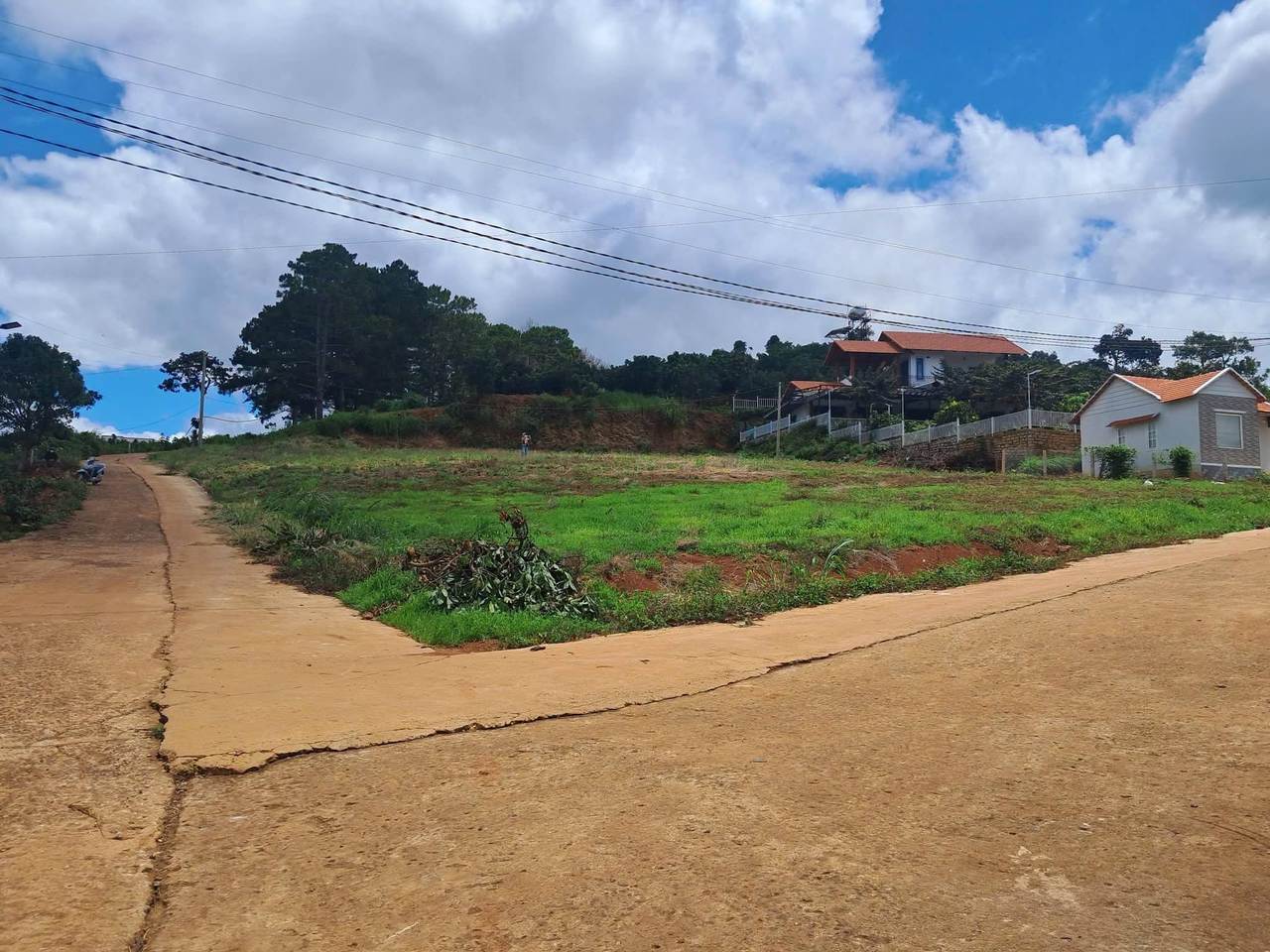 Lô góc 2 mặt tiền đường bê tông 500m² khu Thành Công gần hồ Bãi Công Nam Ban, khu dân cư hiện hữu, ven Đà Lạt