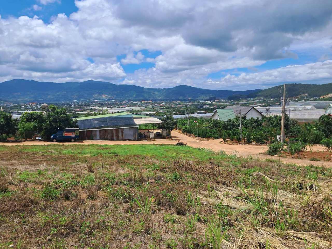 View thung lũng, thị trấn và đồi núi từ lô đất 500m² gần hồ Bãi Công Nam Ban, khu dân cư hiện hữu, ven Đà Lạt